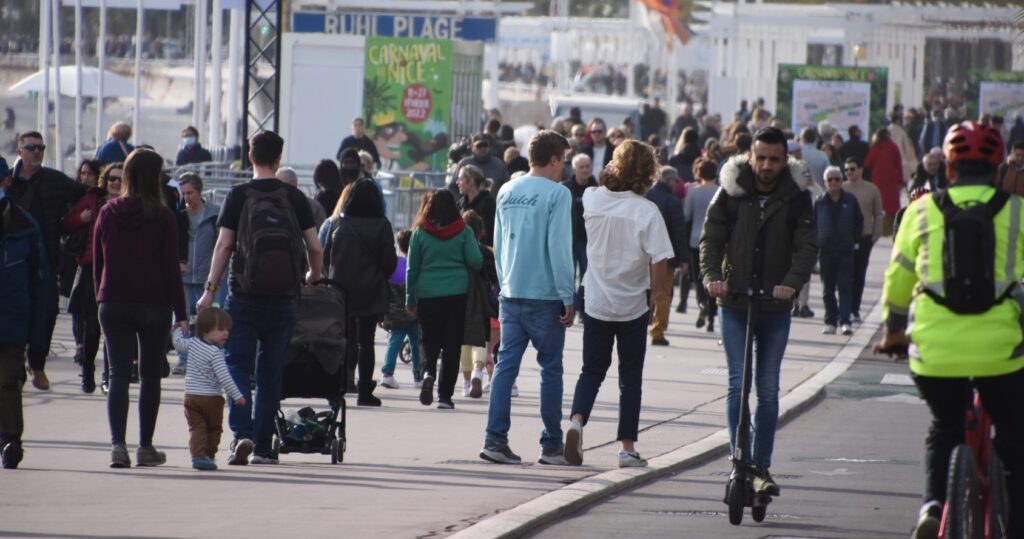 Touristes sur la Promenade des Anglais à Nice