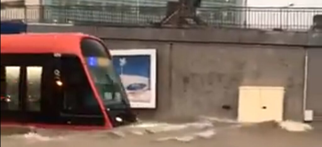 Tram niçois sous l'eau inondation 2019 Ecovallée plaine du Var