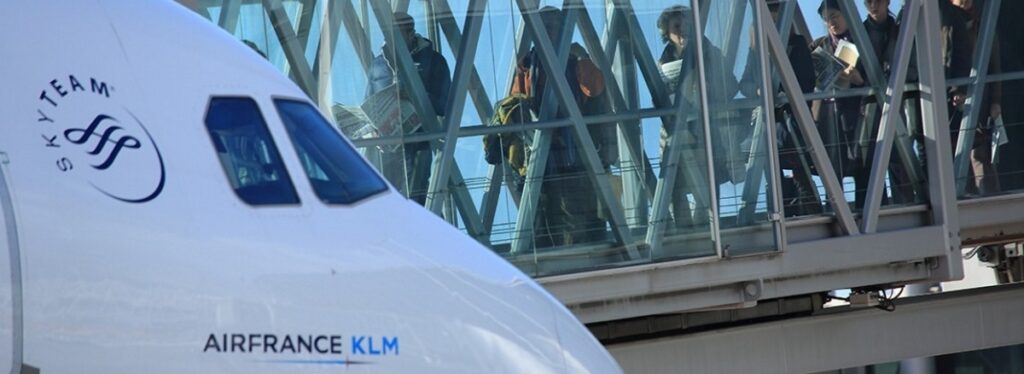 Airbus Air France KLM devant une passerelle à Nice