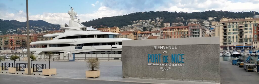 Yacht sur le port de Nice