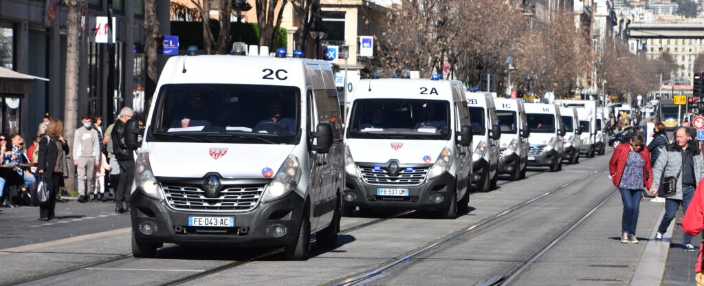 Défilé de camionnettes CRS police nationale Nice