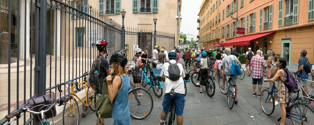 Manifestation de cyclistes devant la mairie de Nice