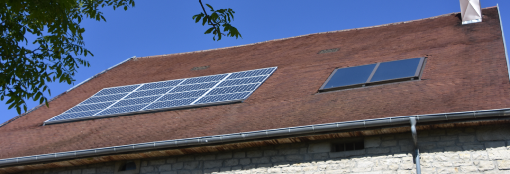 Panneaux solaires et photovoltaïques sur un toit de maison
